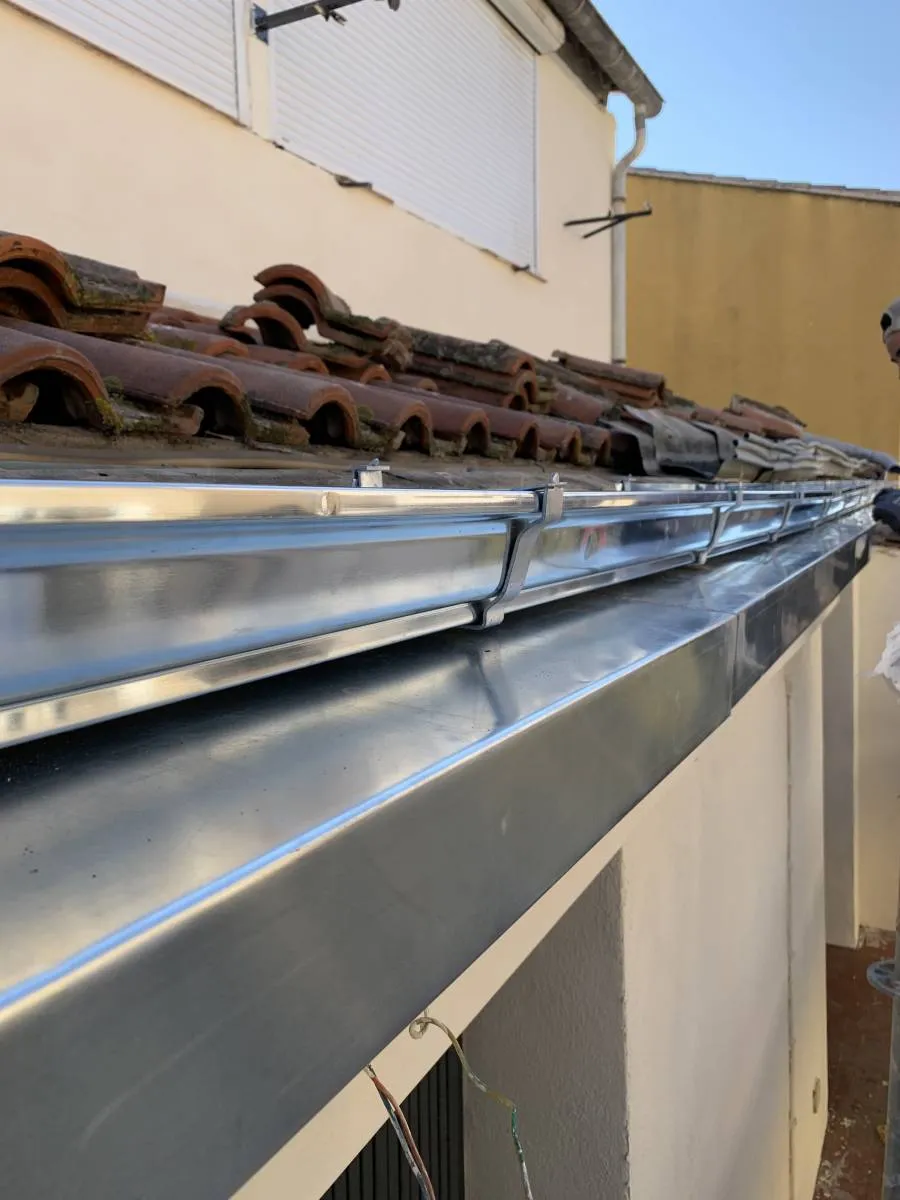 Gouttière et habillage de rive en zinc — chantier SMT Toiture en Gironde