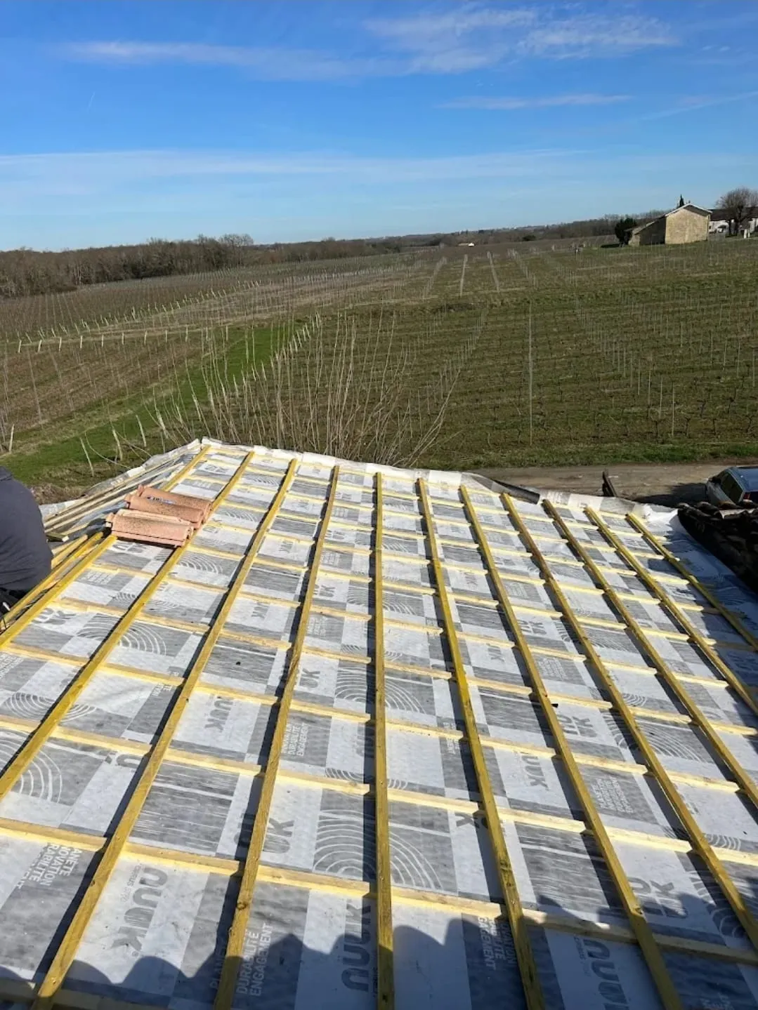 Chantier de couverture face au vignoble — chantier SMT Toiture en Gironde