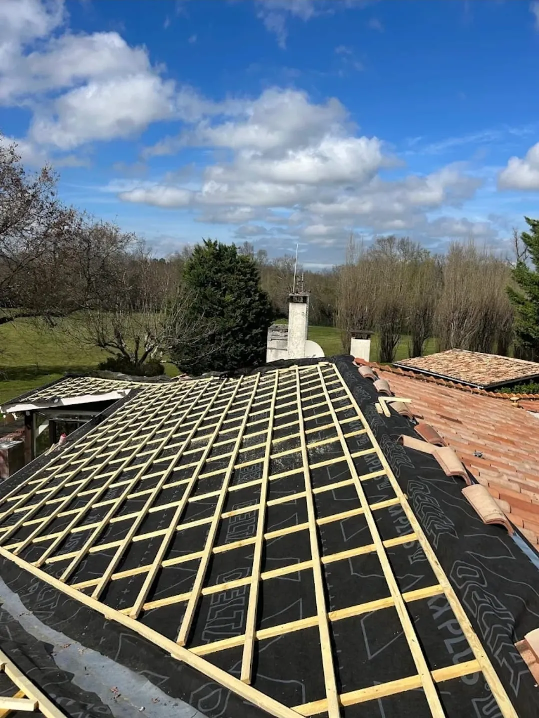 Croisillon de liteaux sur écran HPV — chantier SMT Toiture en Gironde
