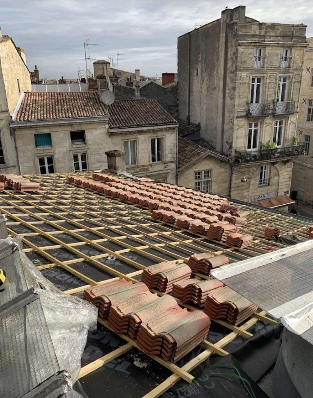 Toiture d'immeuble en centre bordelais — chantier SMT Toiture en Gironde