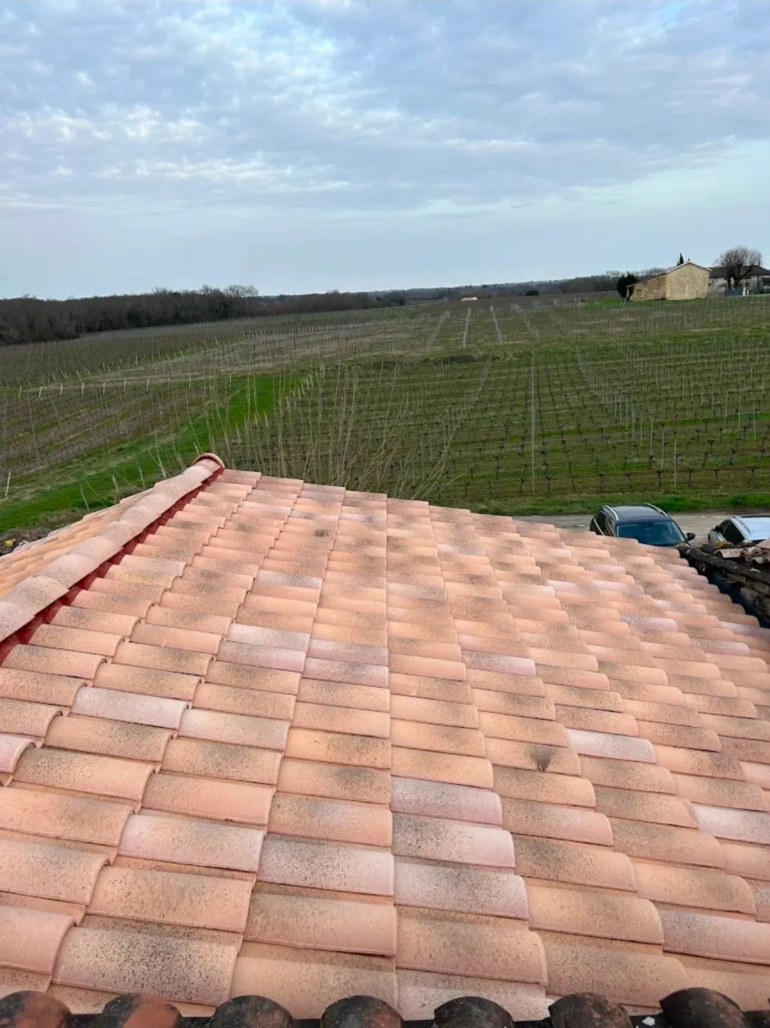 Couverture achevée en bord de vignes — chantier SMT Toiture en Gironde