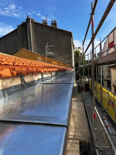 Chéneau zinc posé sous échafaudage — chantier SMT Toiture en Gironde