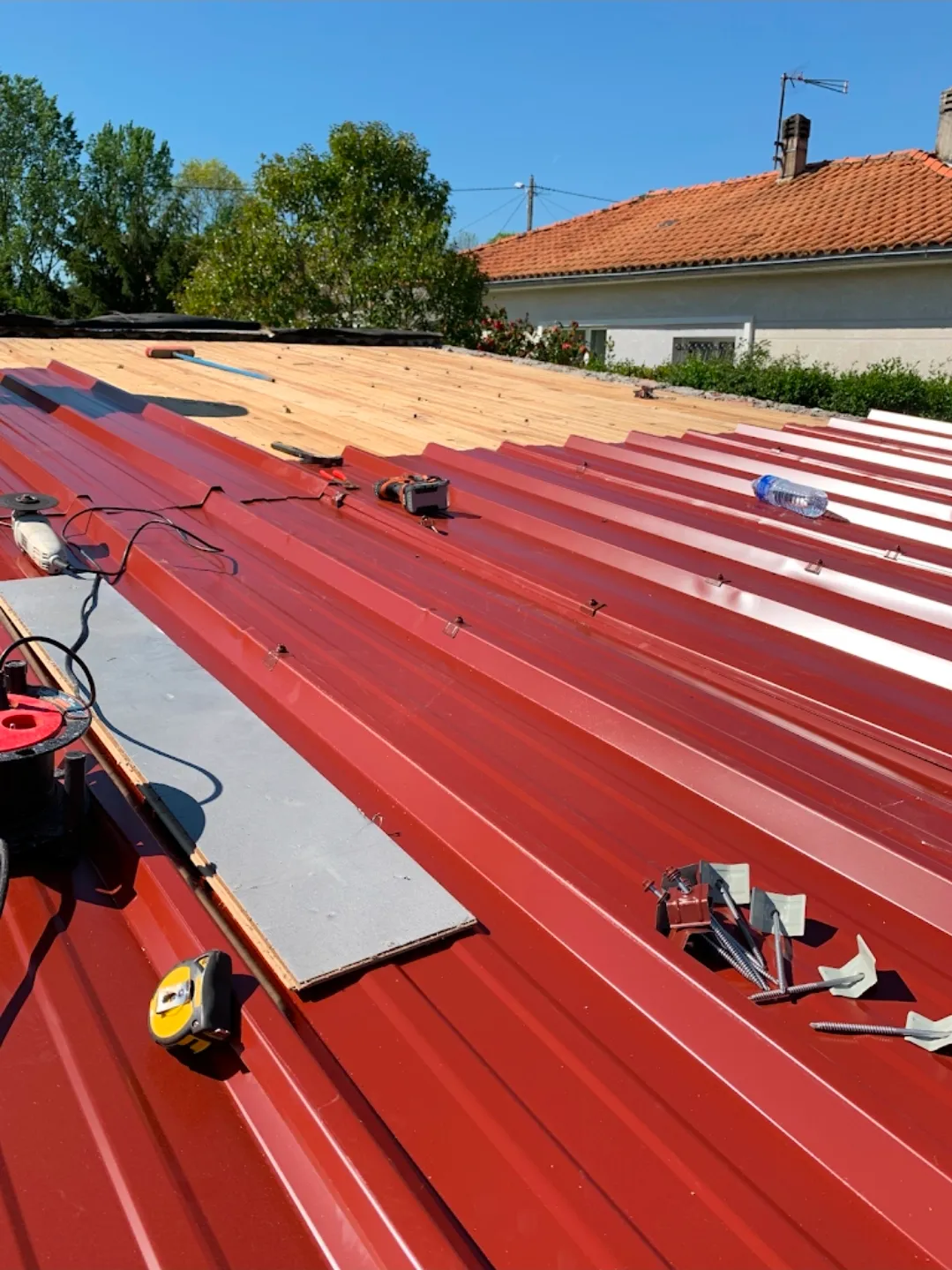 Couverture en bac acier sur support bois — chantier SMT Toiture en Gironde