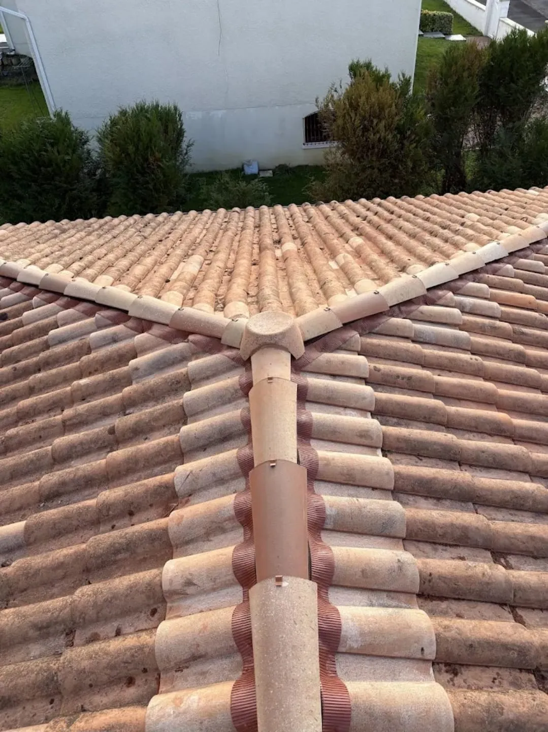 Arêtiers et faîtage terminés — chantier SMT Toiture en Gironde