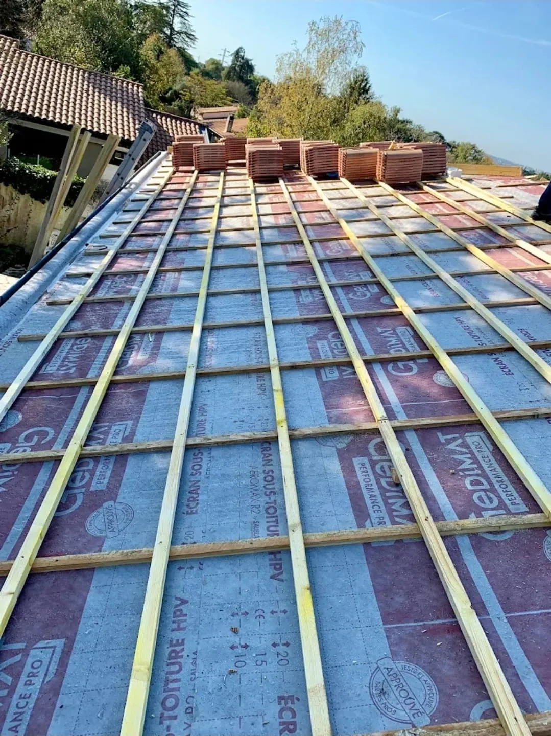 Tuiles en attente sur le versant liteauné — chantier SMT Toiture en Gironde
